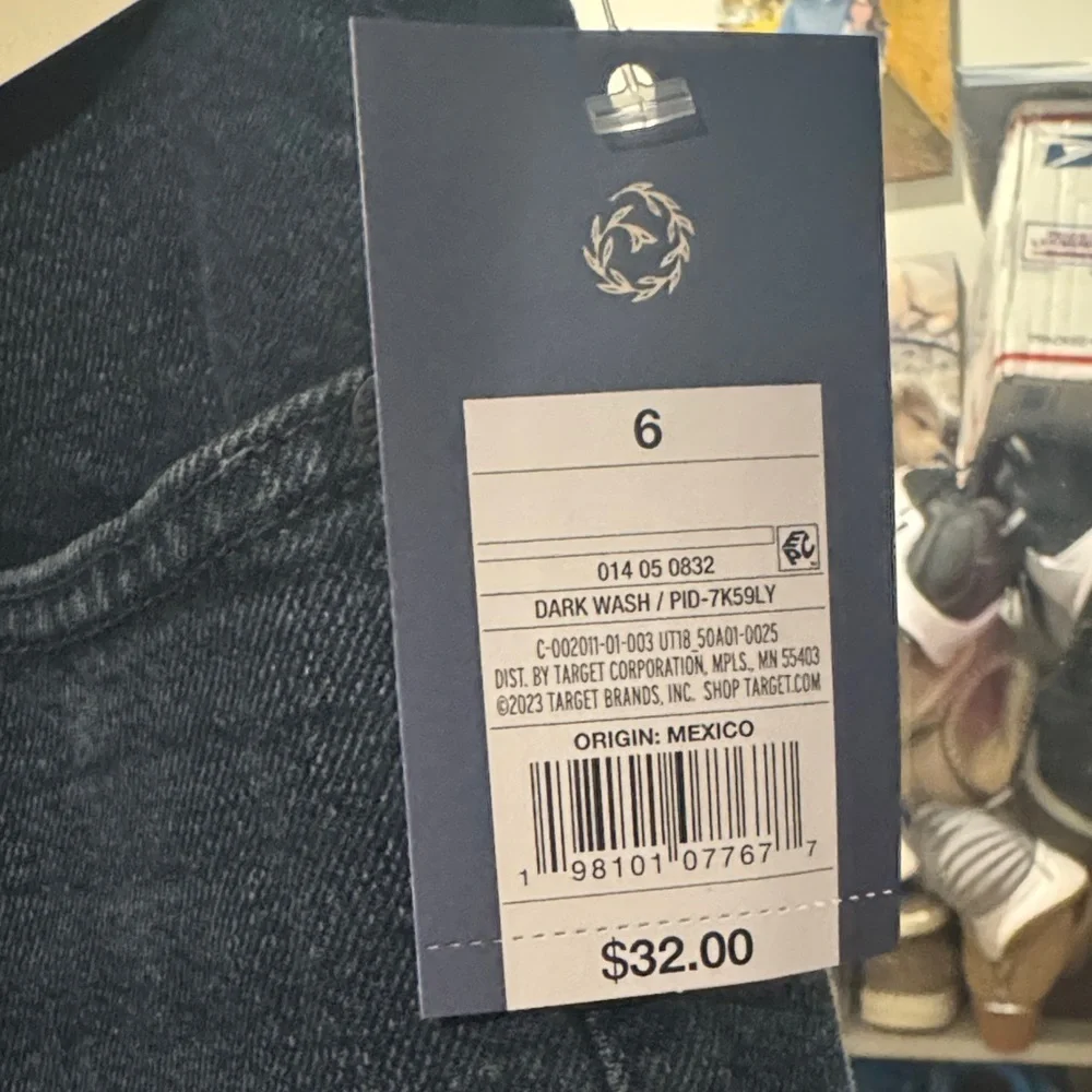 Size 6 Universal thread Women’s Mid rise 80’s slim jeans
